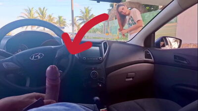 Masturbaçao arriscada dentro do carro em publico para gostosa!