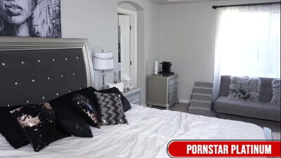 Slutty MILF Andrea Grey Rides A Big Dildo & Cums Really Hard!